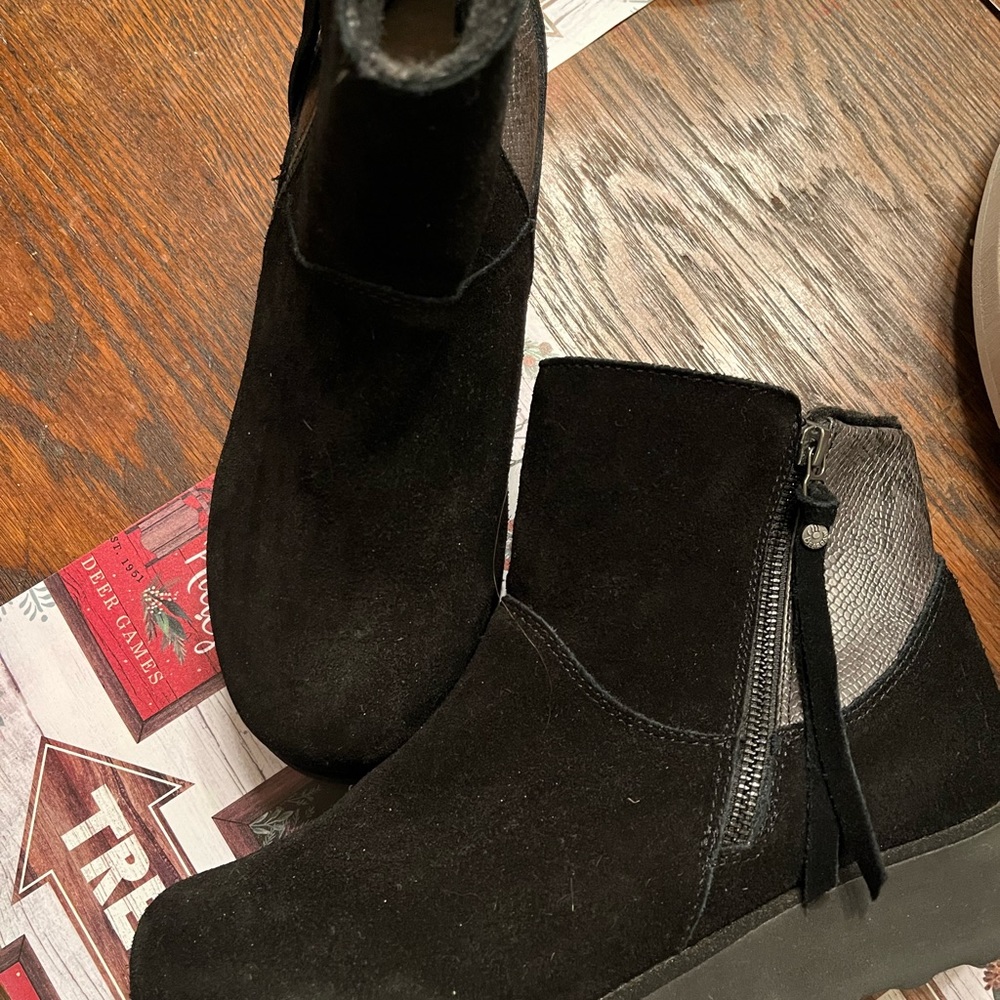 Bearpaw SUEDE wedge booties! Closet Clean out! Warm!